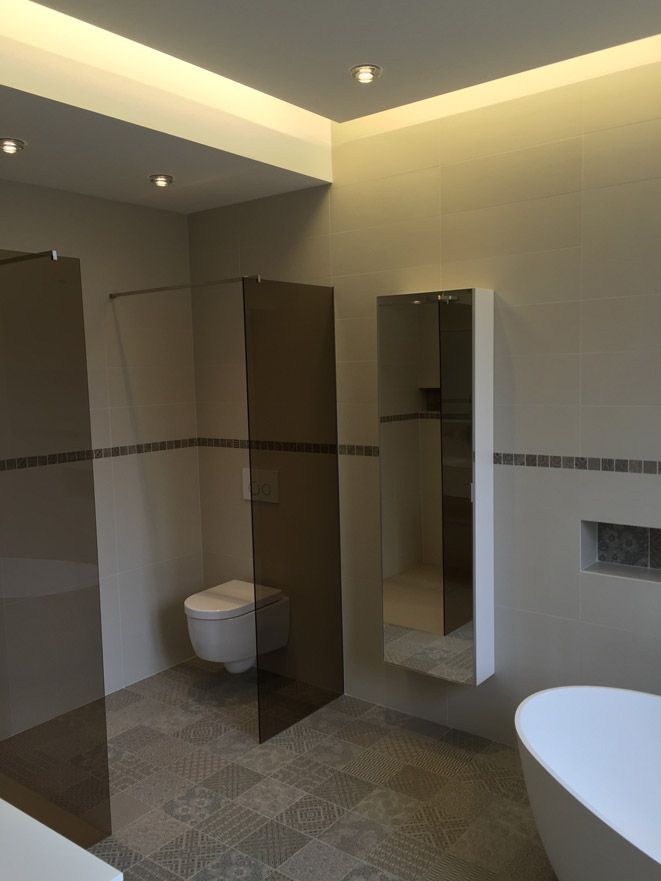 Une salle de bain avec toilettes et baignoire