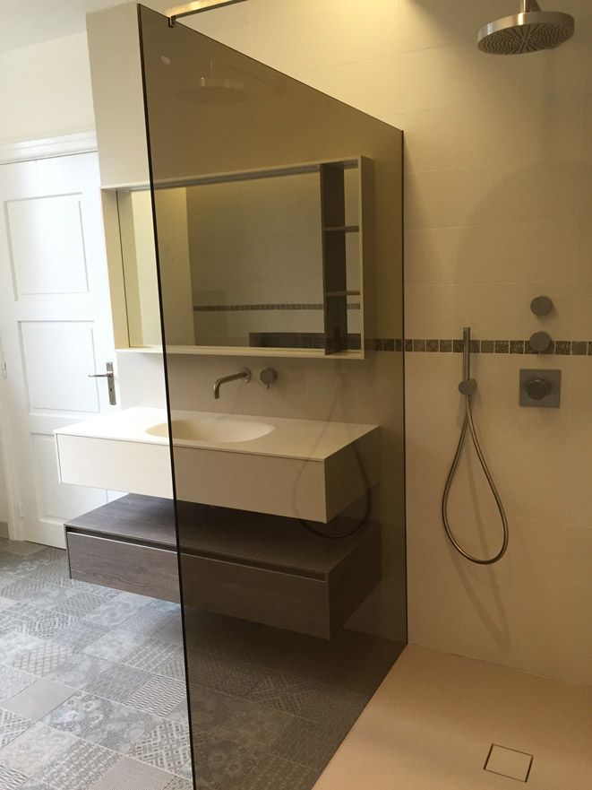 Une salle de bain avec un lavabo et une douche à l'italienne
