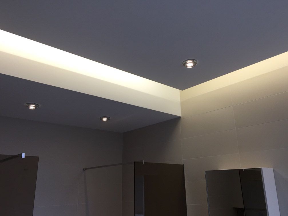 Une salle de bain avec un plafond éclairé