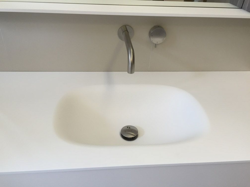 Un lavabo de salle de bain avec un robinet fixé au mur