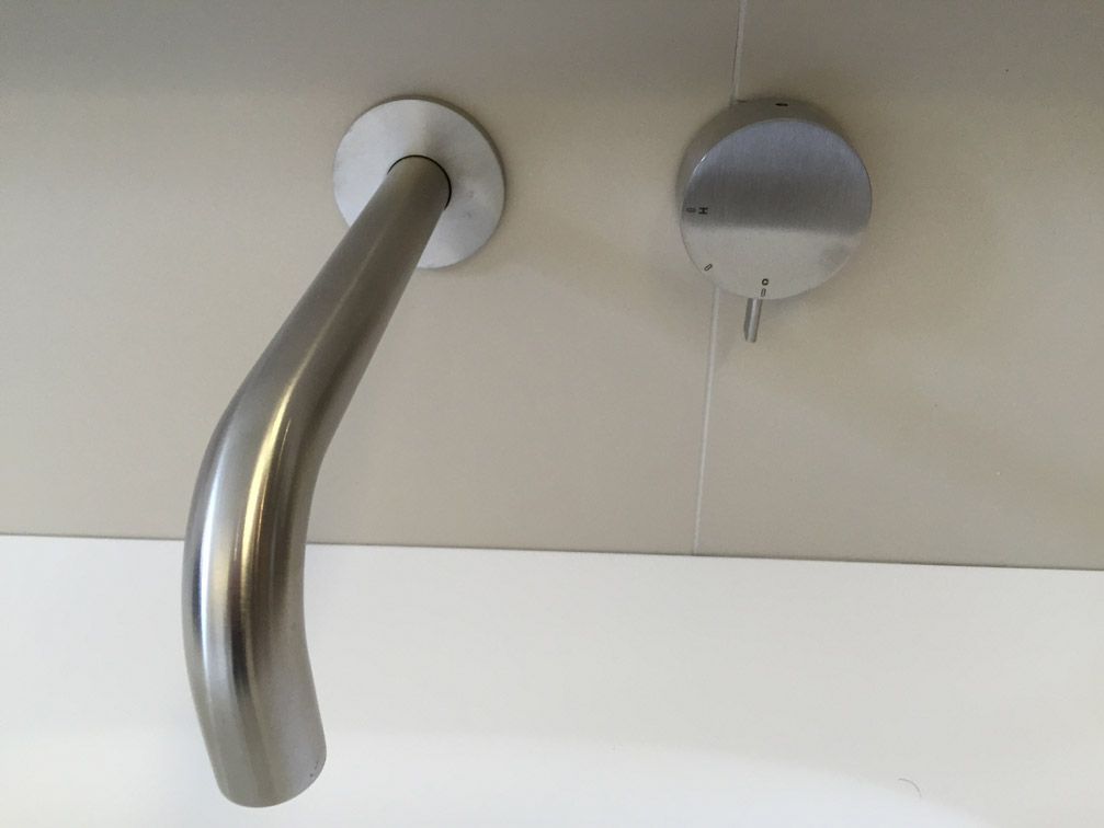 Un lavabo de salle de bain avec un robinet en acier inoxydable