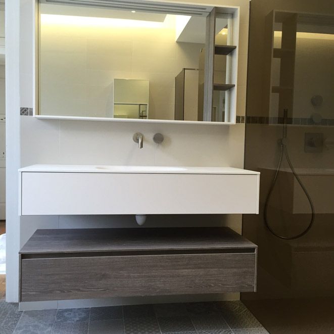 Une salle de bain avec un lavabo et un miroir au-dessus