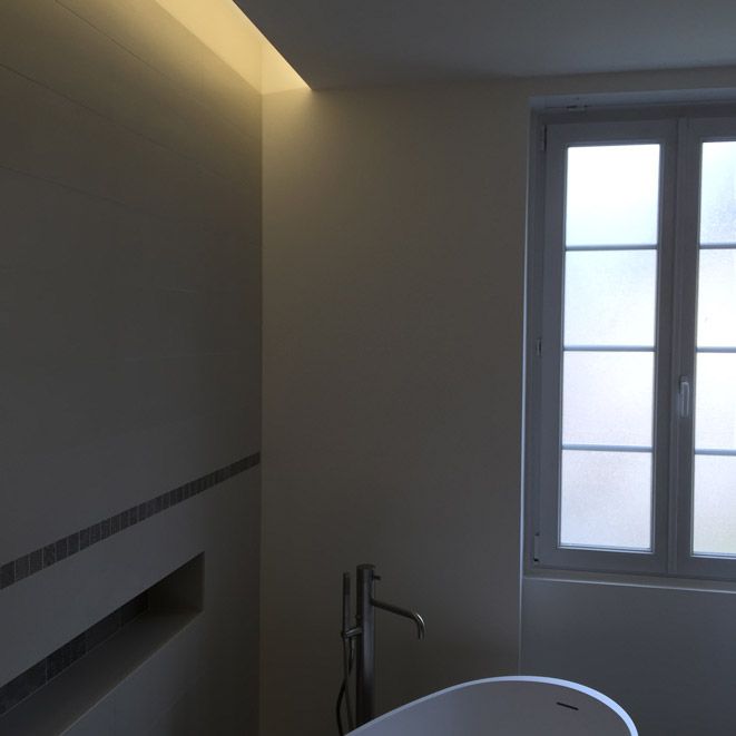 Une salle de bain avec baignoire et fenêtre