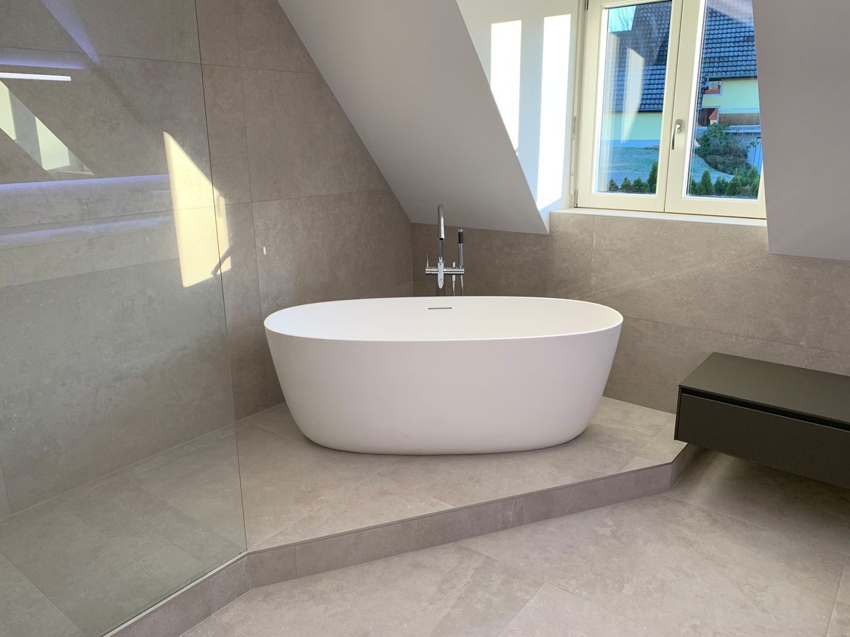 Une salle de bain avec baignoire et fenêtre