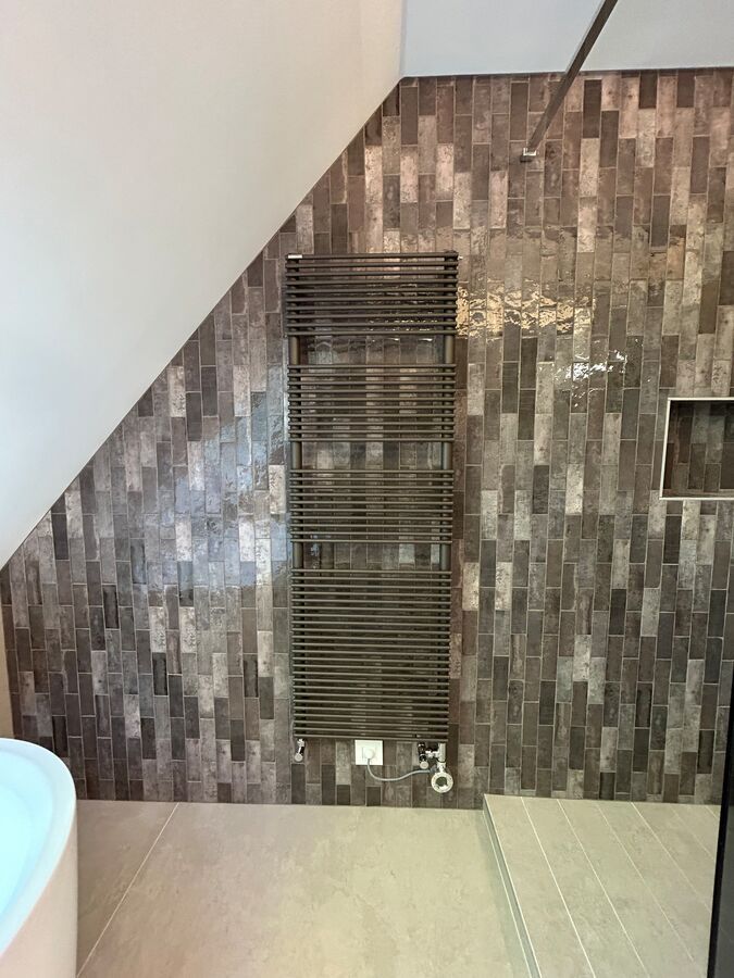 Une salle de bain avec un porte-serviettes au mur.