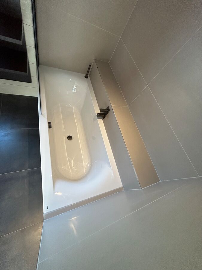 Une salle de bain avec une baignoire et un lavabo.