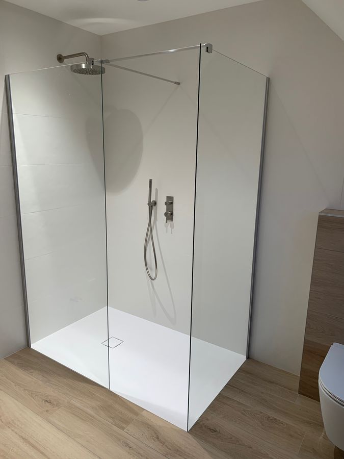 Une salle de bain avec douche à l'italienne et WC.