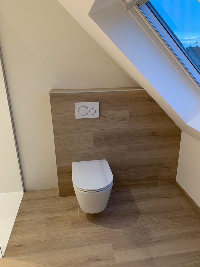 Une salle de bain avec WC et un puits de lumière.