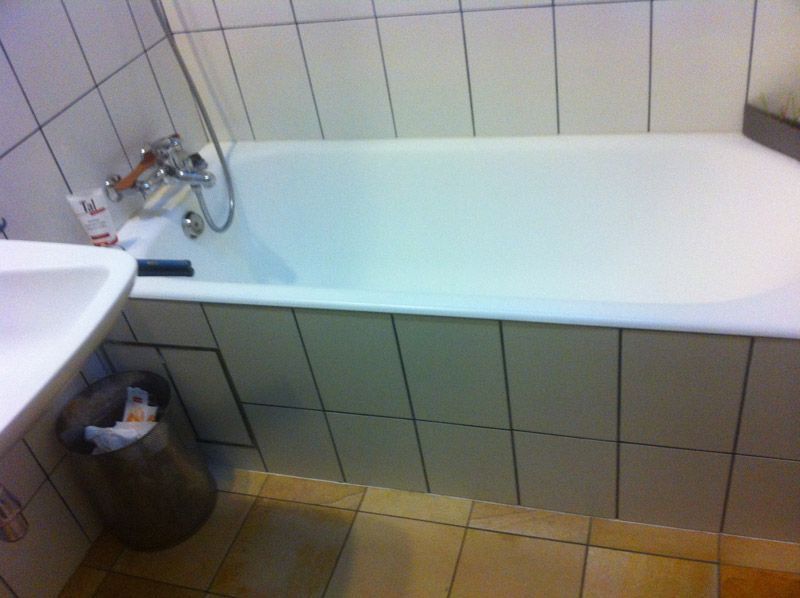 Une baignoire dans une salle de bain à côté d'un lavabo
