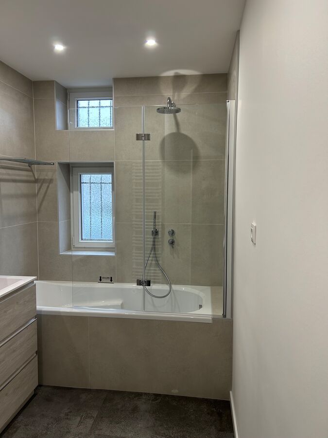 Une salle de bain avec baignoire et fenêtre