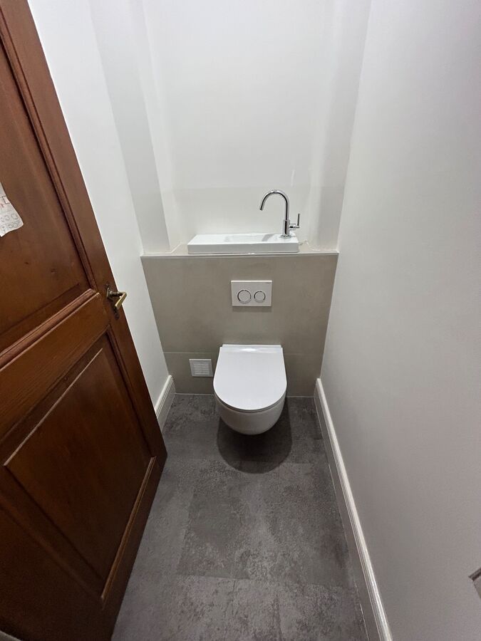 Une petite salle de bain avec WC et lavabo.