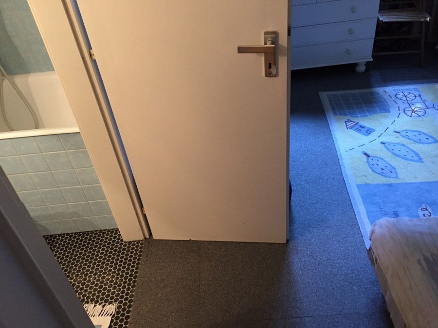 Une salle de bain avec une baignoire et un tapis au sol