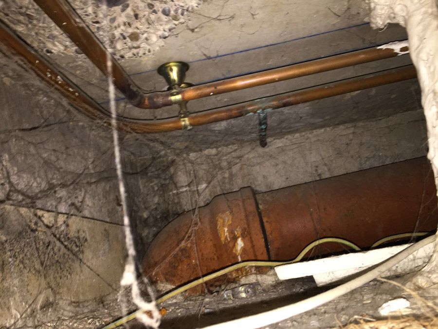 Un tas de tuyaux pendent du plafond d'un bâtiment.