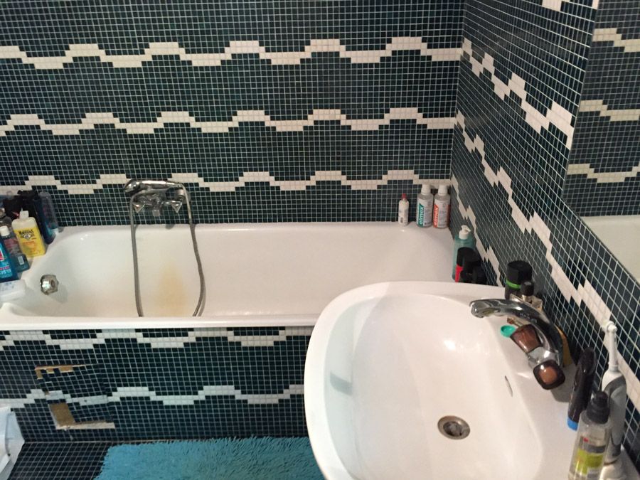 Une salle de bain avec baignoire, lavabo et miroir