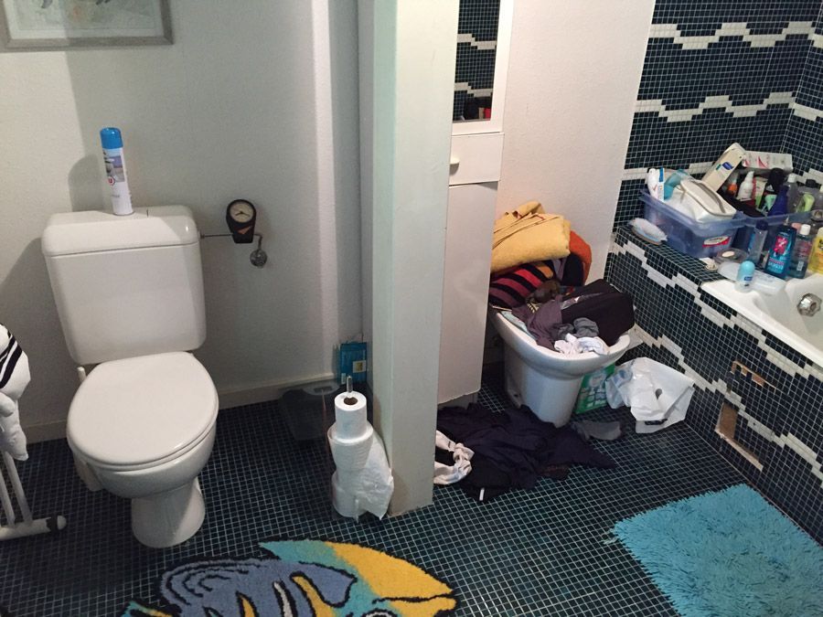 Une salle de bain avec des toilettes, un lavabo et une baignoire