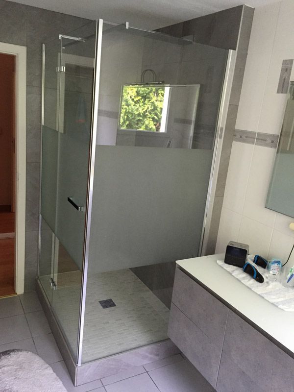 Une salle de bain avec une douche à l'italienne et un lavabo