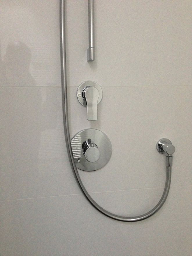 Un gros plan d'une pomme de douche avec un tuyau attaché