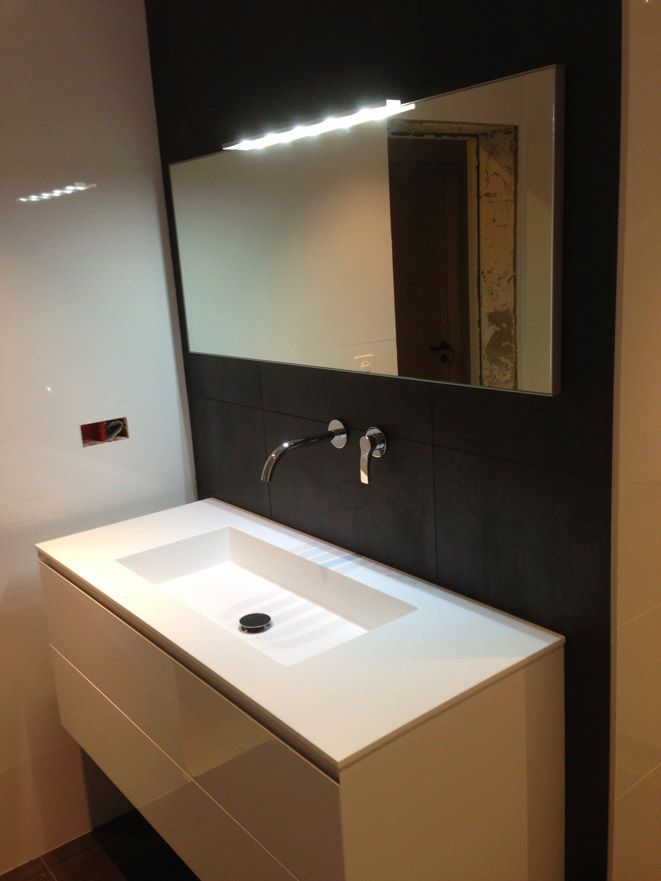 Un lavabo de salle de bain avec un miroir au-dessus