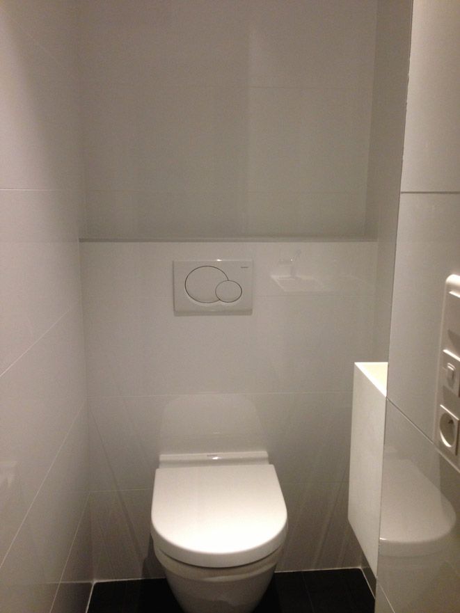 Une salle de bain avec WC et sèche-serviettes.