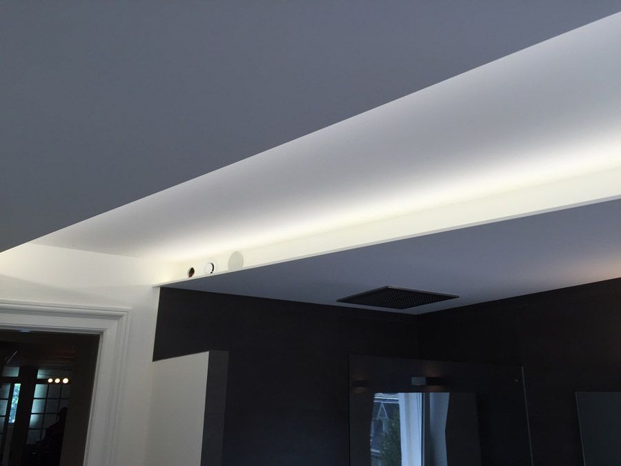 Un plafond avec une lumière qui en sort dans une pièce.