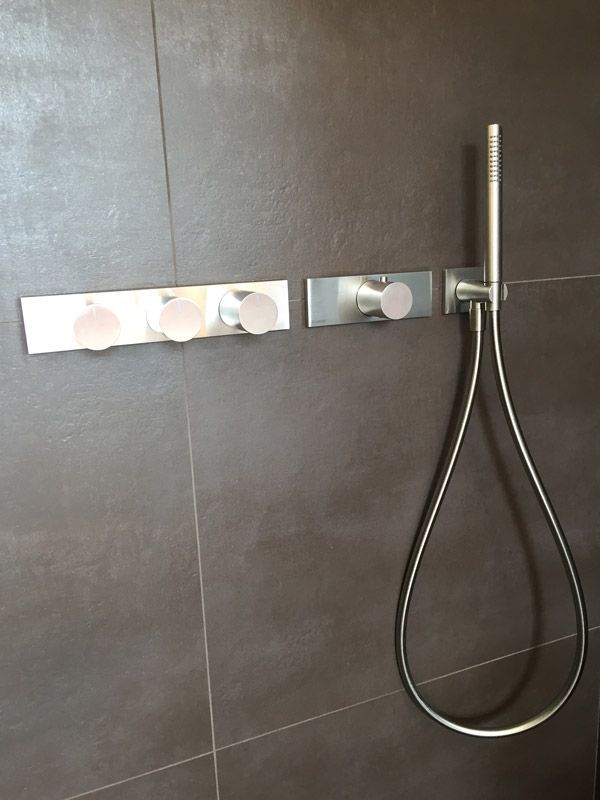 Une pomme de douche avec un tuyau attaché