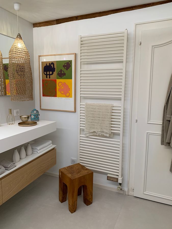 Une salle de bain avec un lavabo et un porte-serviettes