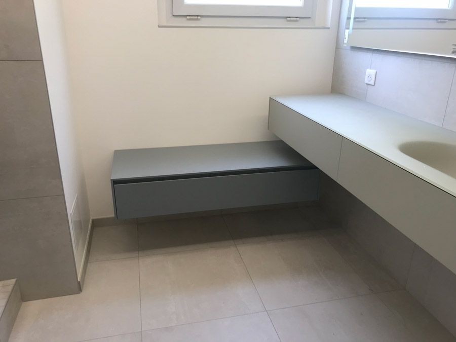 Une salle de bain avec un lavabo et une fenêtre