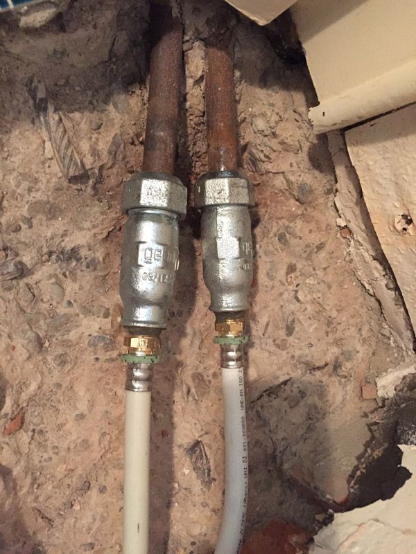 Deux tuyaux sont reliés l'un à l'autre dans une pièce.