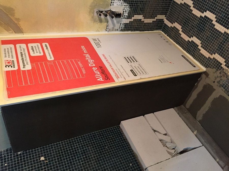 Une boîte avec une étiquette rouge indiquant « alarme numérique » dessus