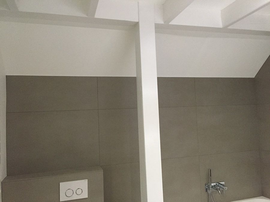 Une salle de bain avec baignoire et WC.