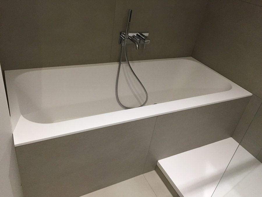 Une baignoire avec une pomme de douche attachée dans une salle de bain.