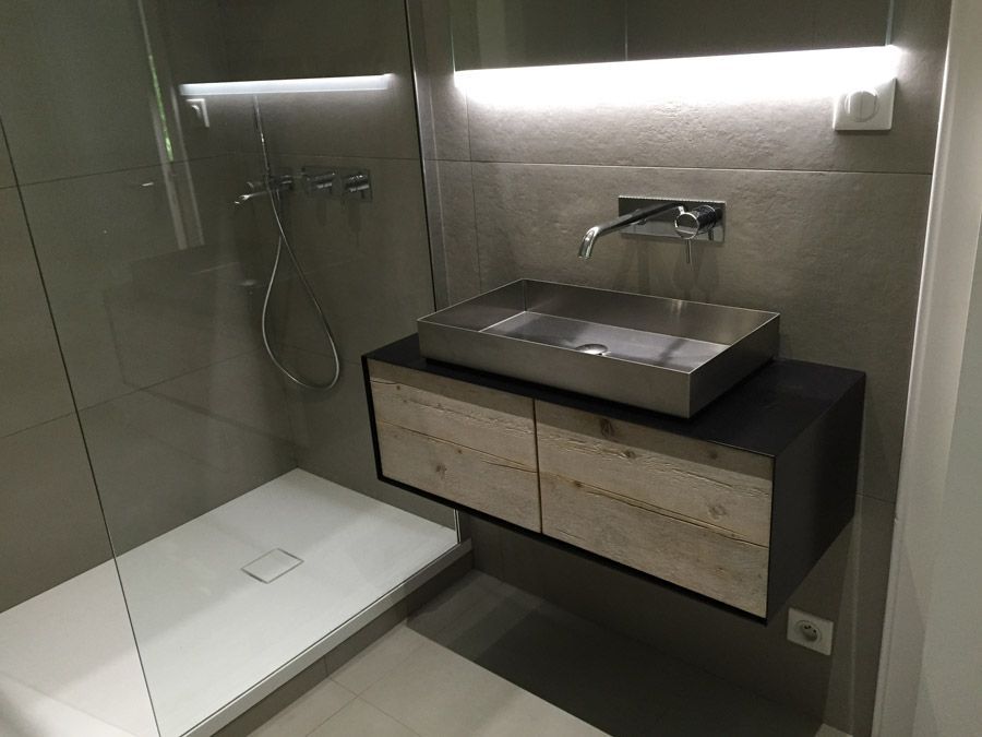 Une salle de bain avec un lavabo et une douche à l'italienne