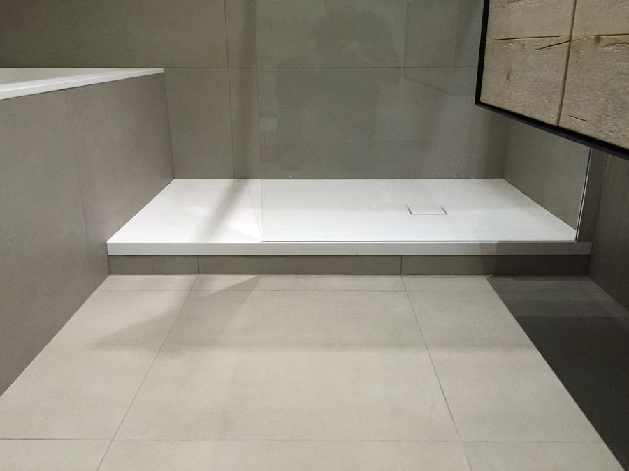 Une salle de bain avec une douche à l'italienne et une baignoire