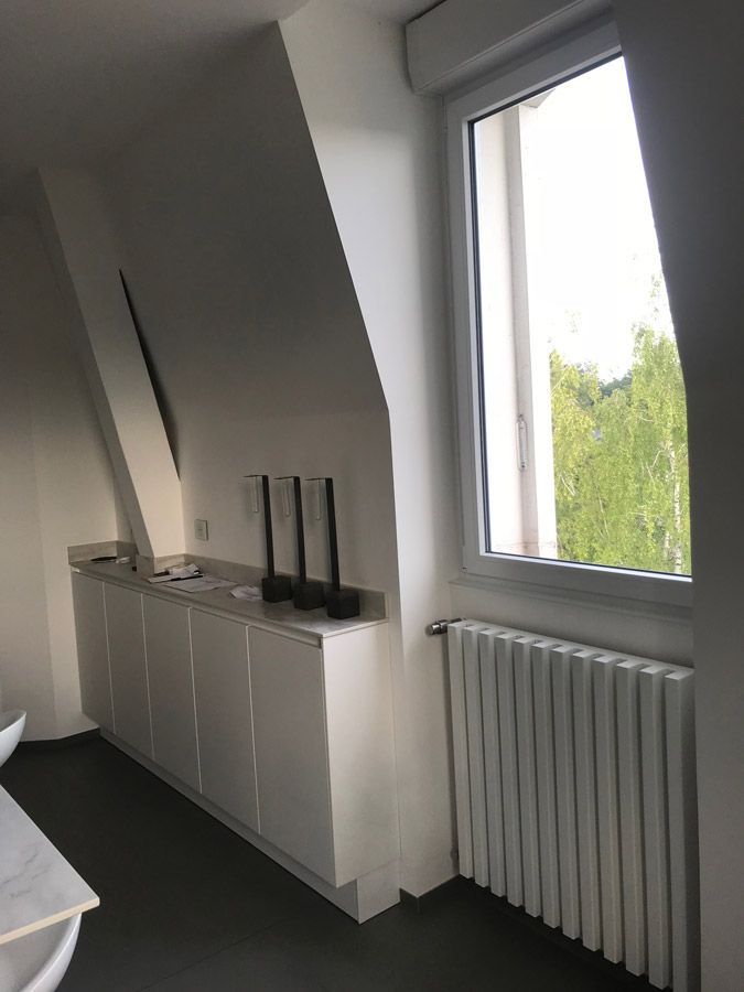 Une pièce avec une fenêtre et un radiateur