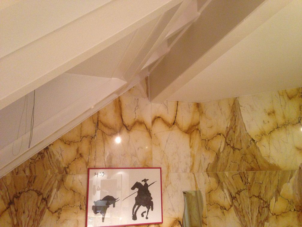 Une photo d'un homme à cheval sur un mur