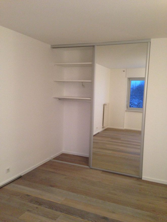 Il y a un grand miroir au milieu de la pièce.