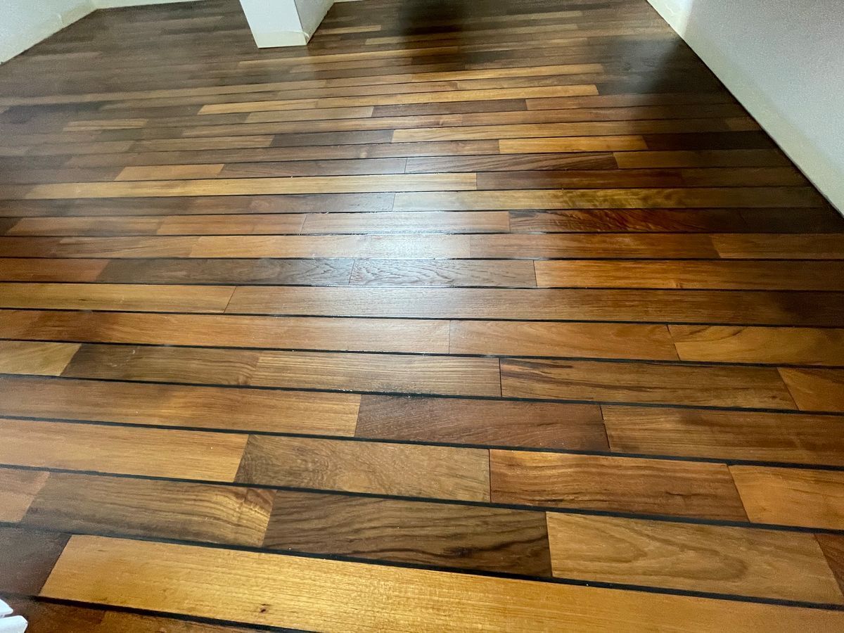 Un gros plan d'un plancher en bois dans une pièce.