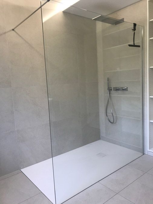 Une salle de bain avec une douche à l'italienne et un pommeau de douche