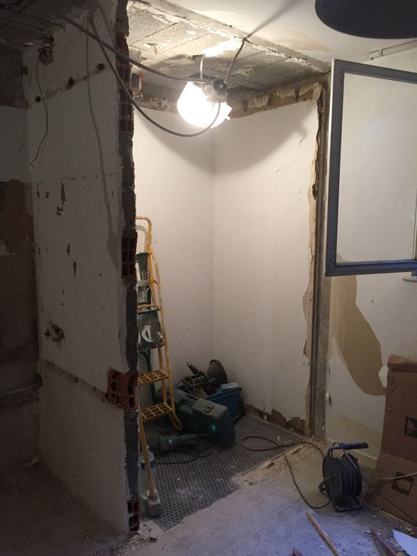 Une pièce avec une échelle et une lumière au plafond.