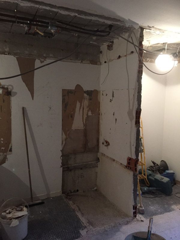 Une pièce avec un seau et un balai dedans