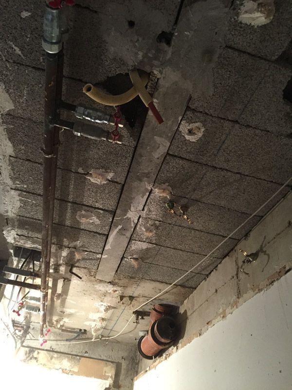 Une pièce avec beaucoup de tuyaux suspendus au plafond