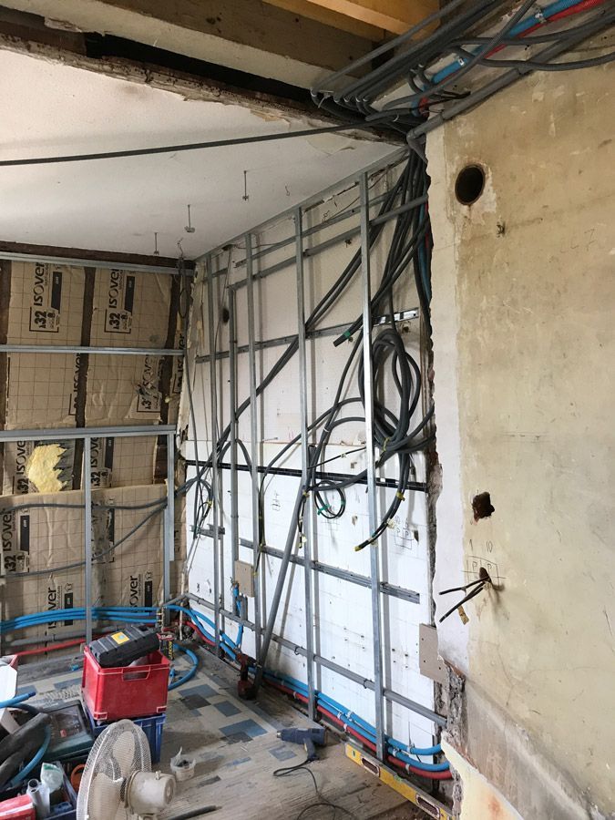 Une pièce avec beaucoup de fils qui sortent du mur.