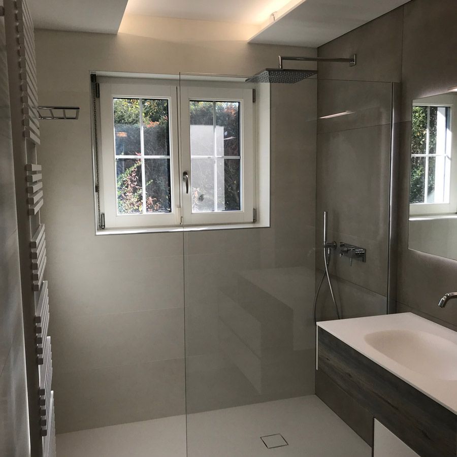 Une salle de bain avec une douche à l'italienne et un lavabo