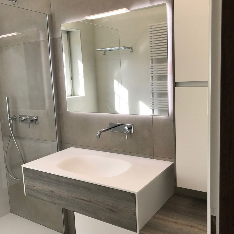 Une salle de bain avec un lavabo et un grand miroir