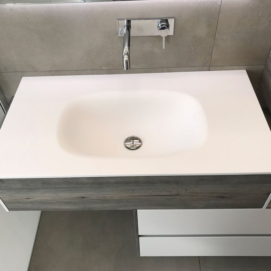 Un lavabo de salle de bain avec un drain au fond