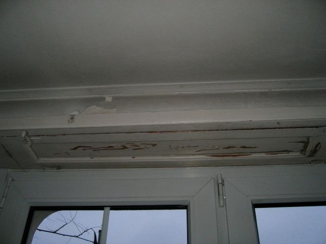 Un gros plan d'une fenêtre avec un verre brisé