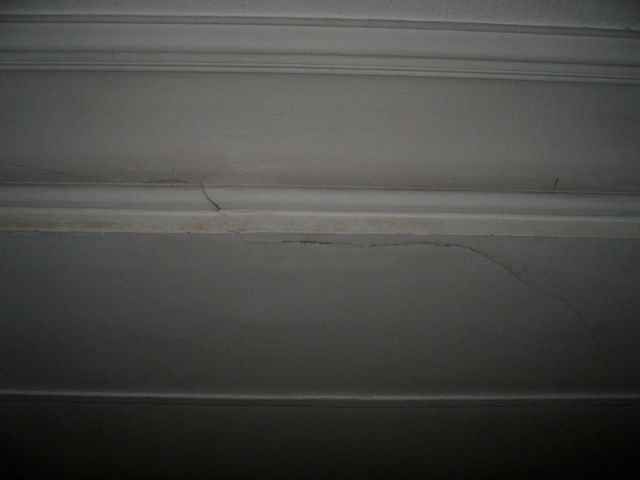 Un gros plan d'une moulure blanche sur un mur.