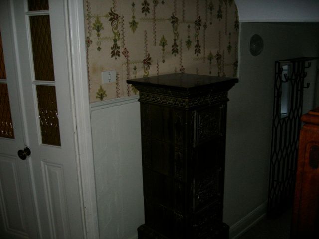 Un coin d'une pièce avec une horloge sur un piédestal