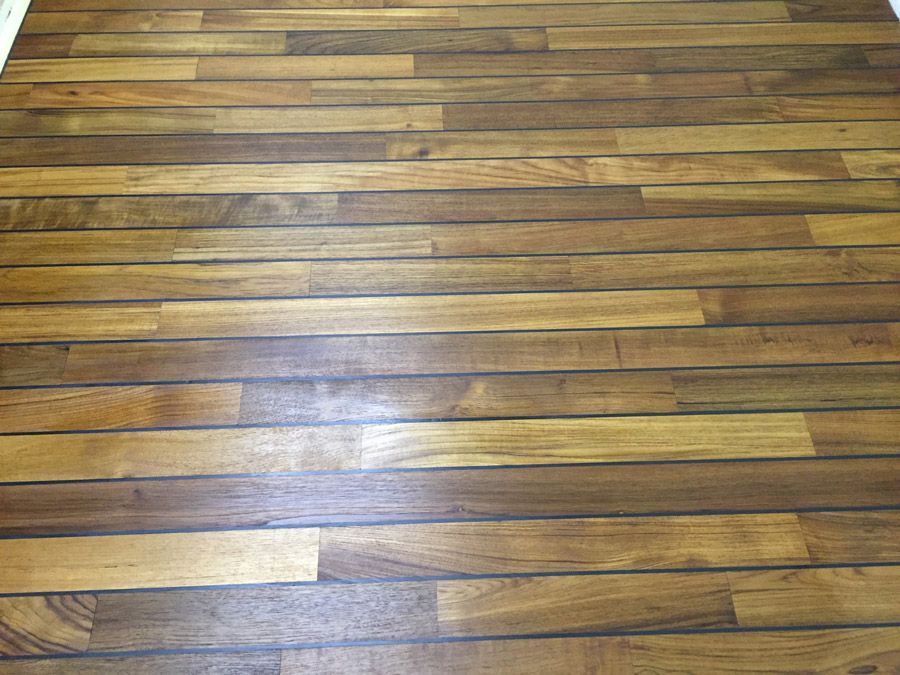 Un gros plan d'un plancher en bois dans une pièce.