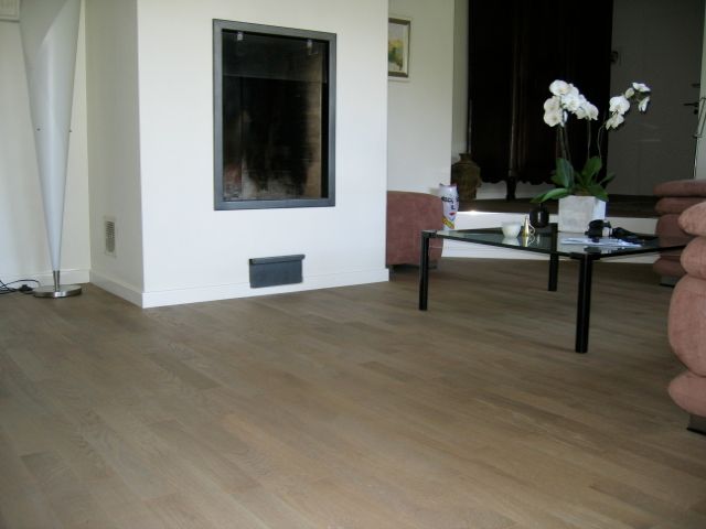 Un salon avec une cheminée et une table basse